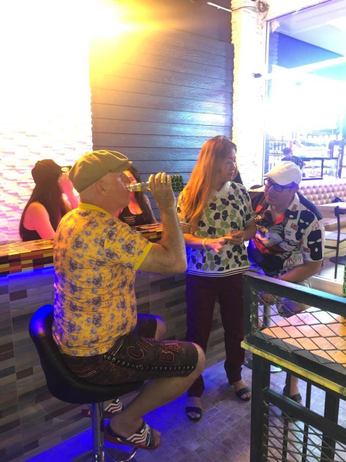 Bonkers Guesthouse Pattaya Exterior foto
