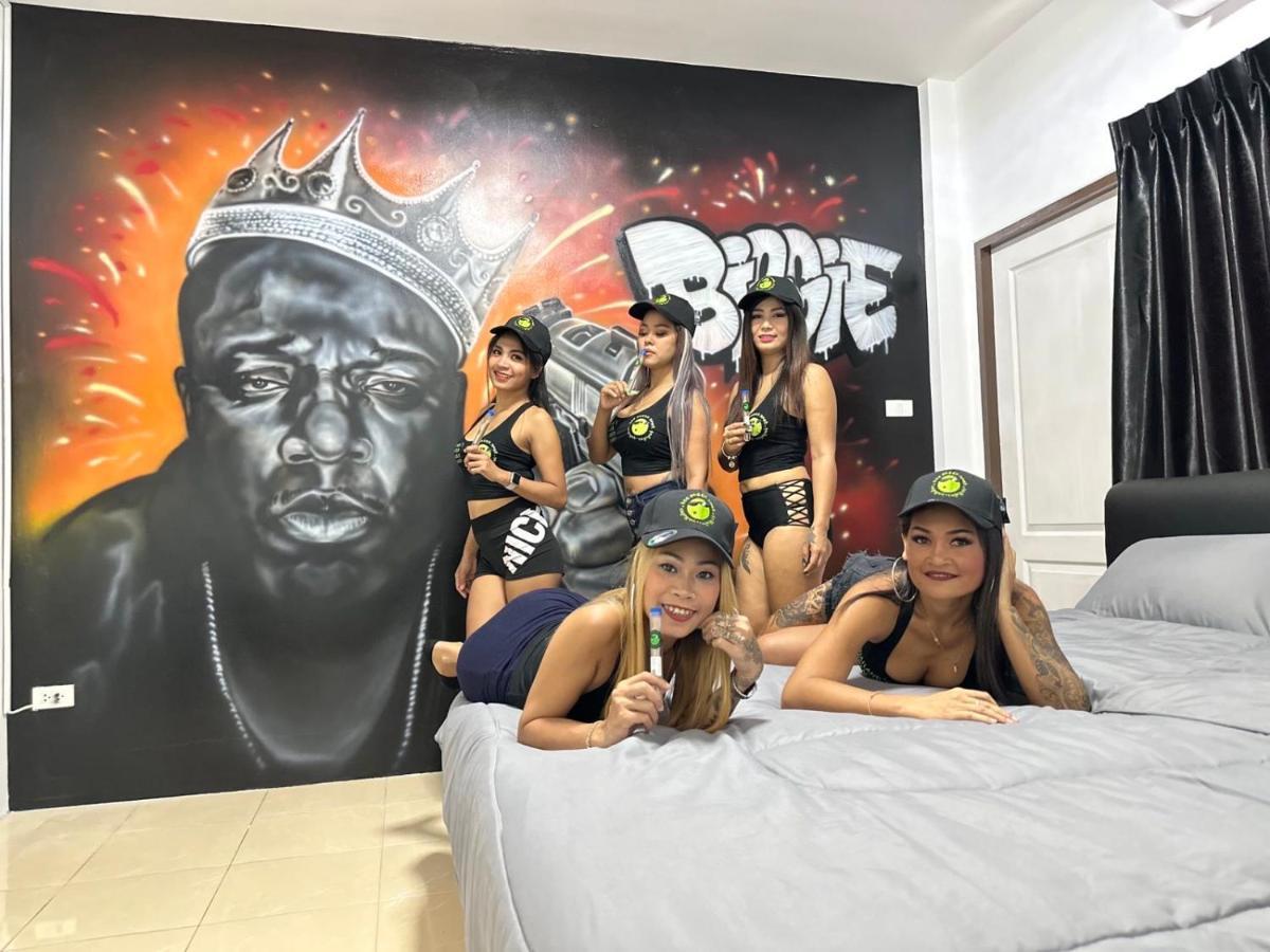 Bonkers Guesthouse Pattaya Exterior foto